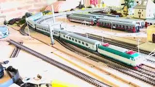 E444R con intercity in livrea XMPR in transito in Stazione!