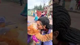 Asha gives Arthur a hug ✨#disney #disneyland #paris #character #princess #asha #dlp #princesses