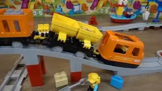 Duplo trein 10875 uitgebreid met de brug en de spoorwegovergang