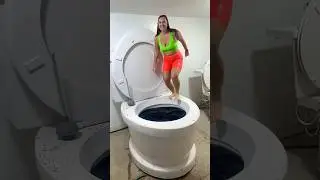 Супервысокий прыжок в самый большой в мире черный бассейн-туалет в замедленной съемке. Большой вс...