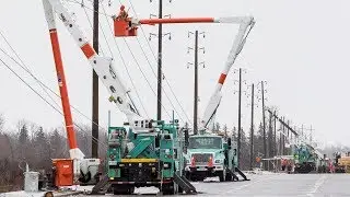 Hydro Ottawa crews repair power lines along Limebank Road