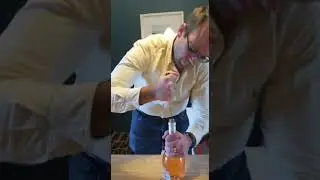 Как вытащить пробку из бутылки без открывалки #Винныйлайфхак