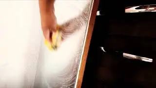 Limpando meu espelho com espuma e detergente