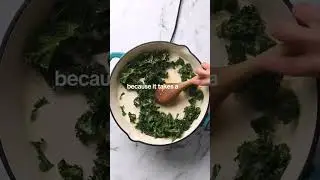 spinach + kale + garlic = 👩🏻&zwj;🍳😘👌🏼www.hannahmageerd.com #sauteedveggies #sauteedspinach #easyhealthy