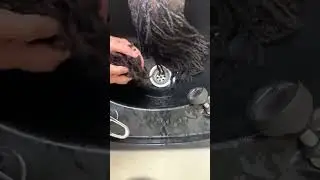 Грубая рубка у раковины для мытья волос