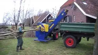 Unimog met houtklover