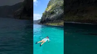 Beruntung Seorang wisawatan dapat berenang dengan Manta di kawasan Pantai Kelingling