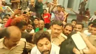 Allu Arjun, Boyapati Sreenu stuck in temple lift