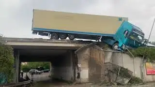 Perugia, autotreno in bilico sopra la provinciale tra Ponte San Giovanni e Collestrada