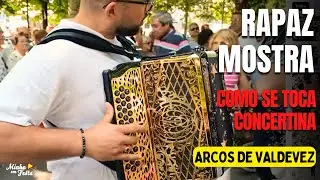 Rapaz mostra como se Toca Concertina em Arcos de Valdevez