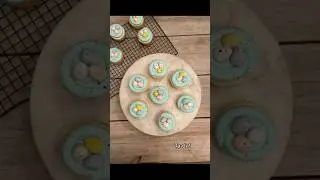 So easy anyone can make these adorable Easter Egg Cupcakes! #cupcakes #easter