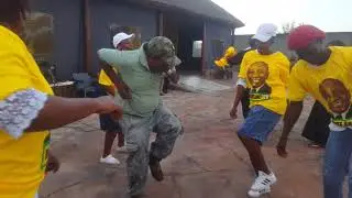 Comrade lionel Permorming at mokopani