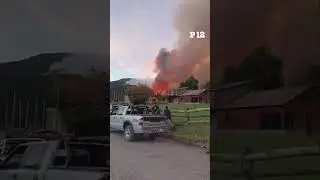 🔥 Incendio forestal fuera de control en Chubut dej&oacute; casas y autos destruidos