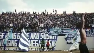 Capo bonek datangi tribun panser biru