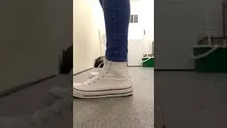 White converse hi with blue super skinny jeans