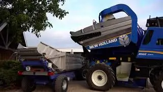 New Holland Braud druivenoogstmachine bij de Apostelhoeve in Maastricht