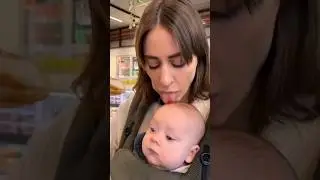 Mom licks ketchup from baby head|🤣😘#cute #mom #family #baby #dad