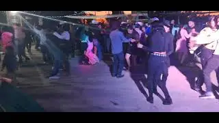 La chica de botas negras baila bonito 