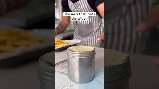 Нет ничего лучше, чем пара чипсов с солью для курицы 🤣🧂 #aussie #bogan #skit #fishandchips #aussie