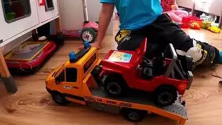 Unboxing Mercedes Laweta z wyciągarką i teren&oacute;wką. Spr&oacute;bujmy przewieźć traktor Bruder, zaczep, trapy