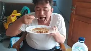 Matkiding lahap makan chicken jalapeno dan bakso ayam takabur buatan Lady Postpone