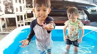 Berenang dan bermain Water Beast