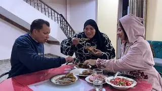 شوفوا عمل اى مع حماته على الاكل عشان ما بتشوفش قدام بنتها! شوف الحنيه