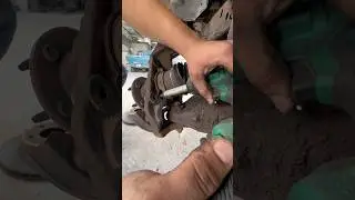 C&oacute;mo cambiar maza delantera de una Ranger 4x4 en menos de 1 minuto #mecanica #autos #taller