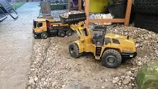 Huina 1583 RC wheel loader / Huina 1573 RC dump truck at work