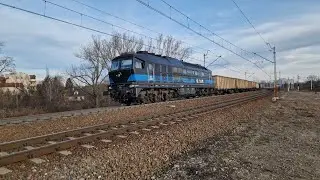 BR233 562-8 ze składem węglarek, przejeżdża w okolicach ul. Janowskiej w Lublinie 19.12.2024
