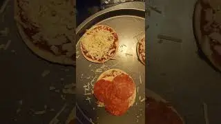shhhh its 2 AM 🤤 #pizza