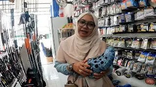 Ajak Istri ke Toko Pancing di Berau, Cari Umpan Jig Pink Habis Lebaran Siap Digacorkan !!