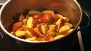Making homemade apple jelly