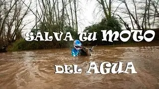 Cómo arrancar moto inundada