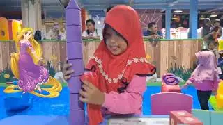 MAIN DI PLAYGROUND // SUSUN LEGO JADI ISTANA // SERU !!!