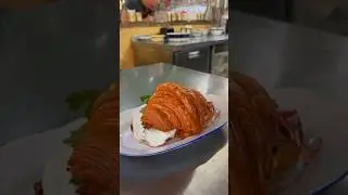 Круасан с брискетом и яйцом #food #chef #cooking #cookingchannel #dontstopcooking