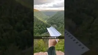 Запуская бумажный самолетик со скалы