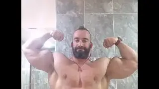 Huge Aussie bodybuilder flexing his big biceps