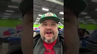 Весь класс карате бросил занятия в магазине подержанных вещей Goodwill.