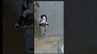 I' try to escape from the hand but isn't working