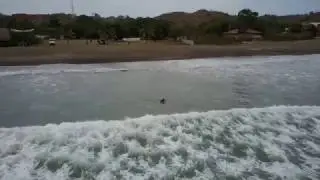 CLIP Lili surfing in playa Venao 1080p