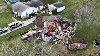 🏠 Epic House Demolition in Corpus Christi, Texas | Clean, Fast Excavator Tear-Down 🚧👷♻️