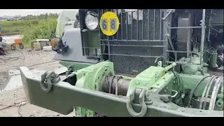 Khởi động vận hành tời trước xe reo. ( Start operating the car's front winch ).