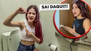 FLAGREI A MINHA IRMÃ NO BANHEIRO FAZENDO ISSO…