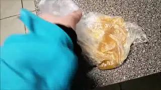 Vyrábím si medovou bombu do včel (sáček přímo s medem) na krmení slabých včel.