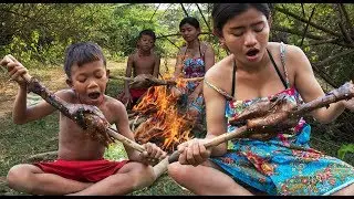 Primitive Technology - smart boy hunting chicken - eating delicious