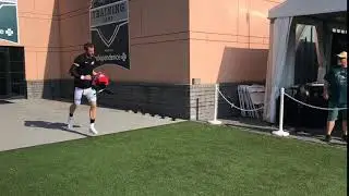 Eagles' Carson Wentz arrives for training camp practice