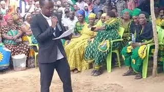MKUTANO WA CCM SIKONGE KATA YA TUTUO...BURUDANI KUTOKA KWA VIJANA WA CHAMA CHA MAPINDUZI.