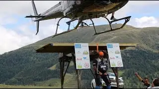В Австрии силач поднял на плечи вес вертолета.