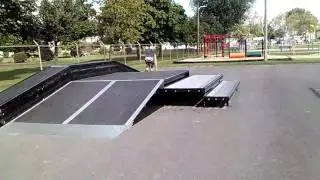 Evann  Morissette et Dylan Morissette roller  dans un skate park